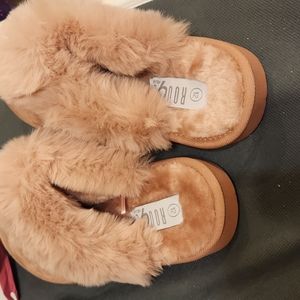 Iam selling my rouge closed toe slippers